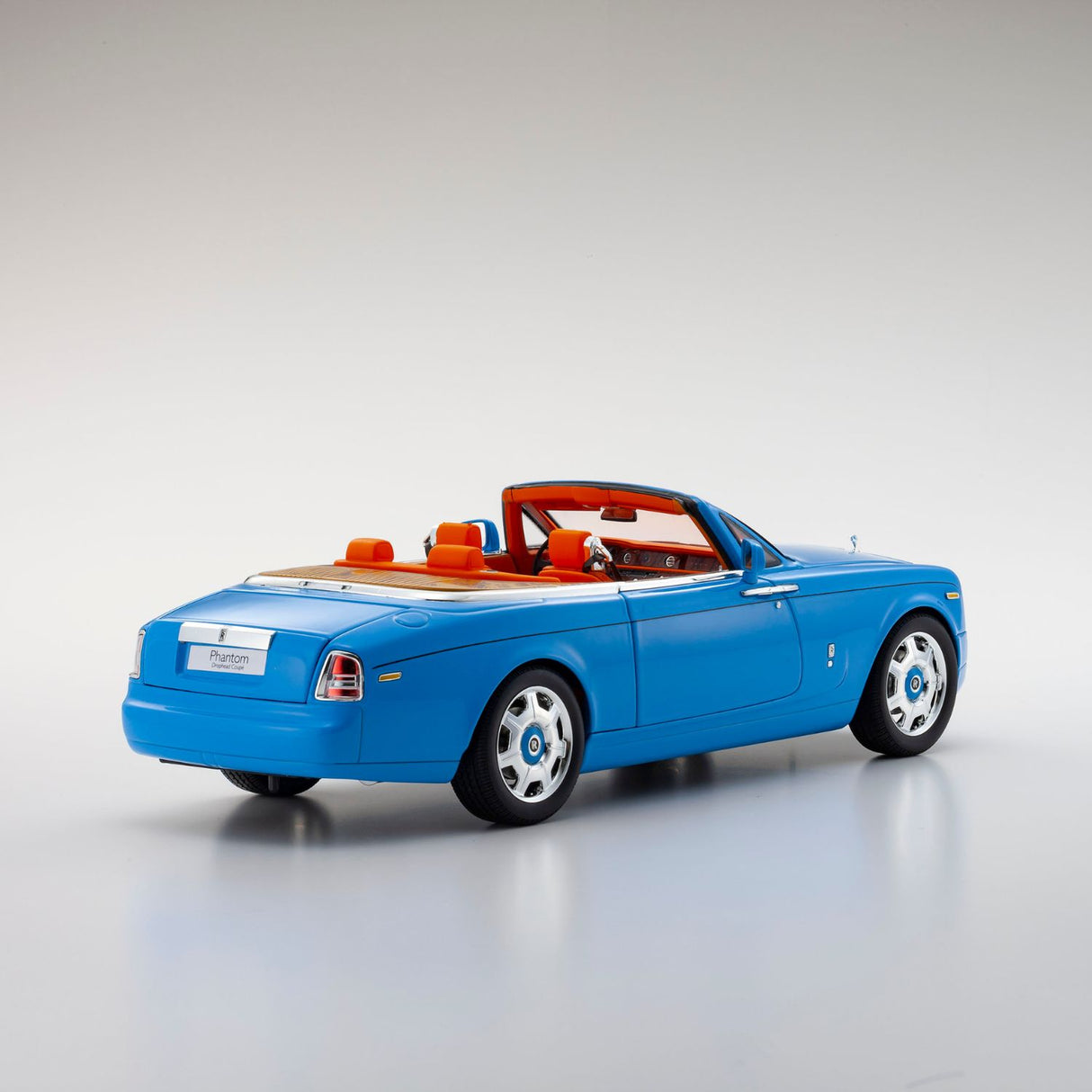 1:18 Rolls-Royce Phantom Drophead Coupé, light blue 1:18 Rolls-Royce Phantom Drophead Coupé, light blue